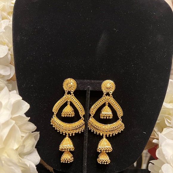 NEW India Gold Tone Chandelier Earrings - Picture 4 of 4